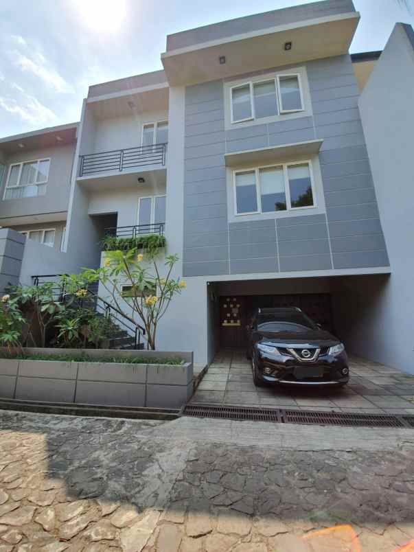 dijual rumah riverville