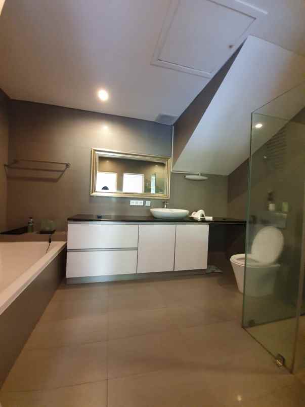 dijual rumah riverville