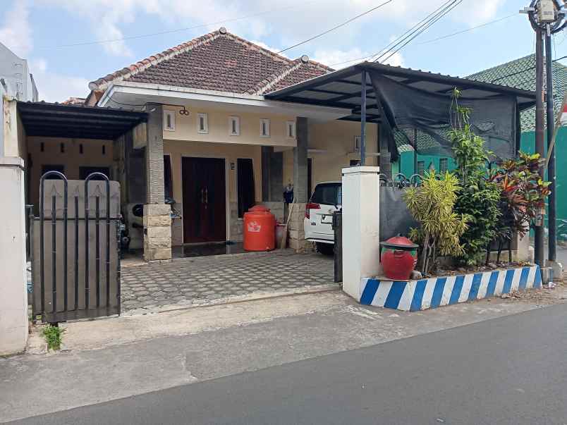 dijual rumah selorejo