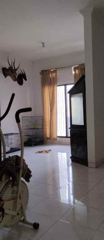 dijual rumah semolowaru