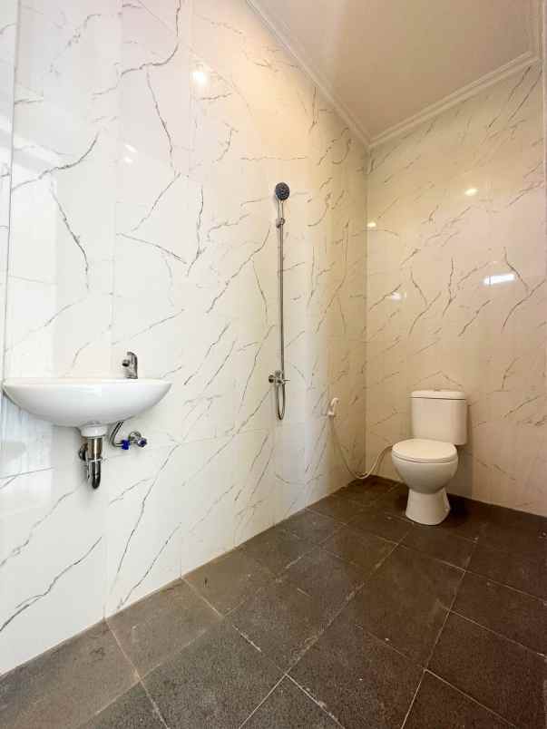 dijual rumah siap huni dekat st lrt cikunir