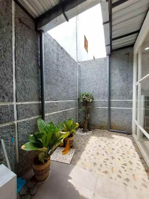dijual rumah strategis di perum pandanwangi