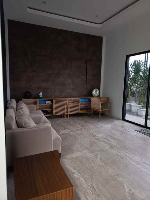 dijual rumah taman meruya ilir
