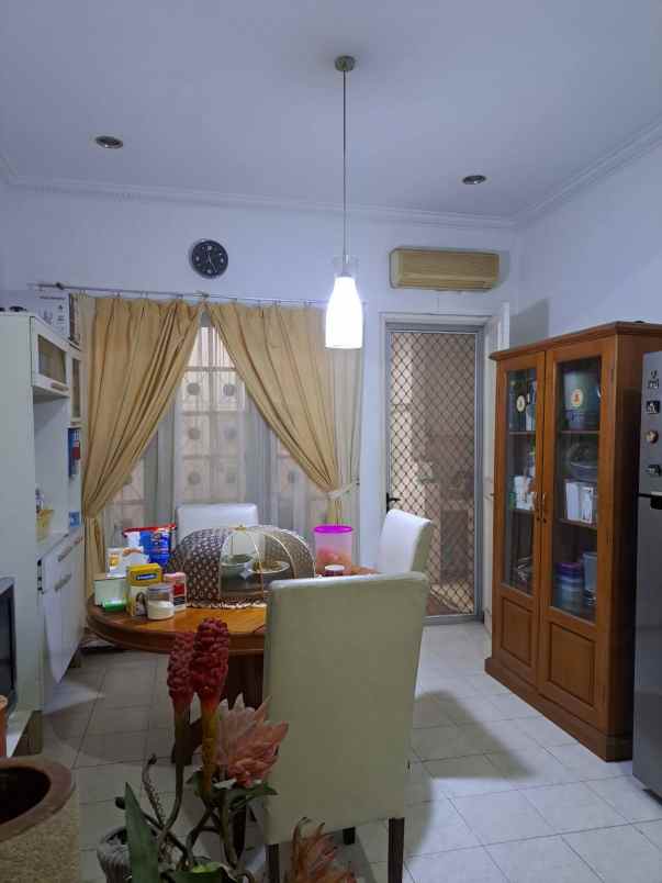 dijual rumah vila valensia lontar