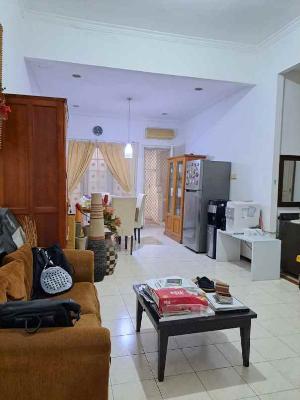 dijual rumah vila valensia lontar