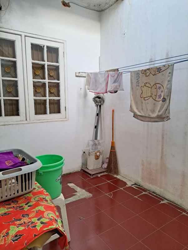 dijual rumah vila valensia lontar