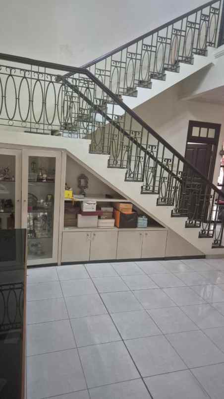 dijual rumah villa bukit indah