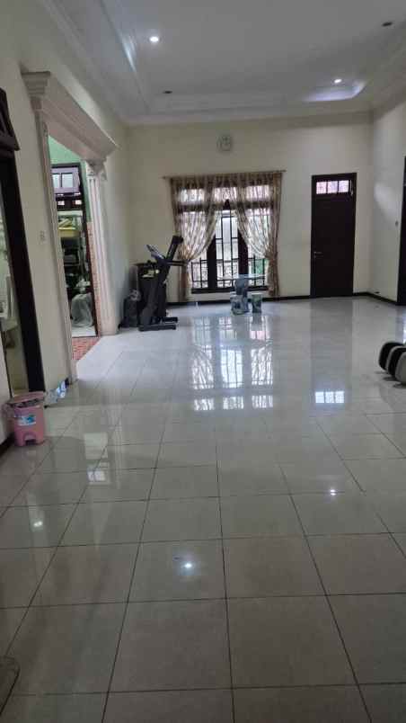 dijual rumah villa bukit indah