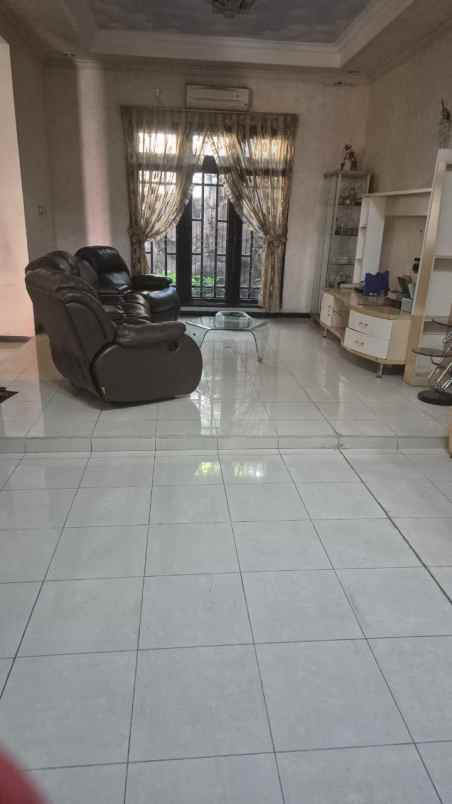 dijual rumah villa bukit indah