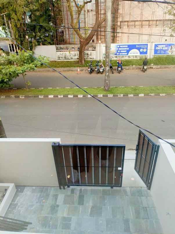 dijual rumah villa meruya jakbar