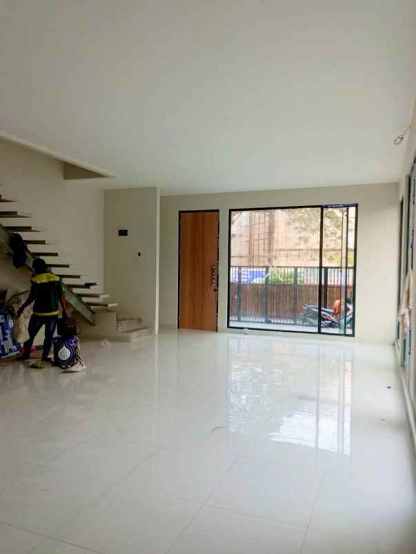 dijual rumah villa meruya jakbar