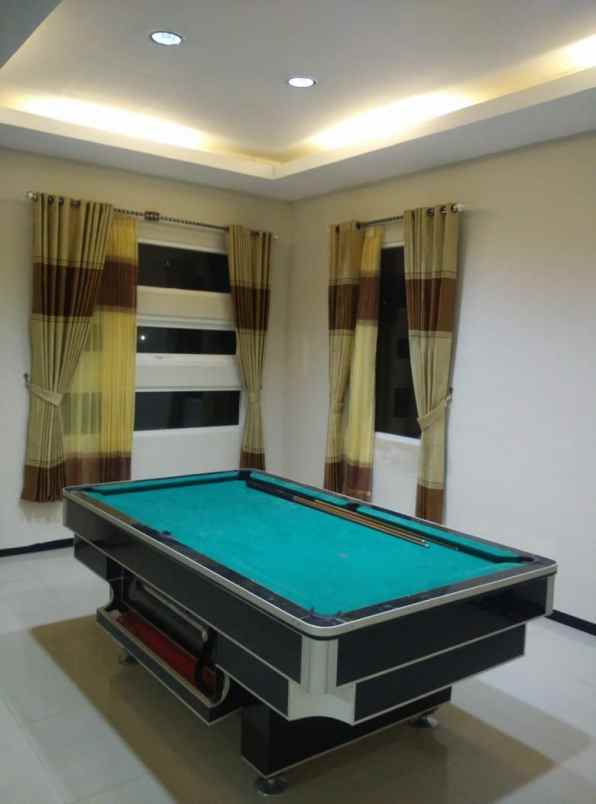 dijual villa jl abdulgani atas