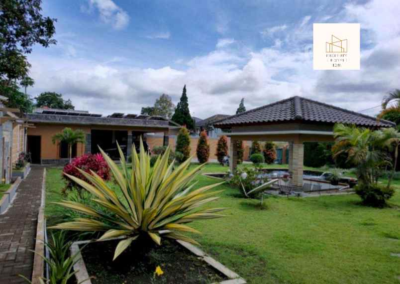 dijual villa jl lembanng