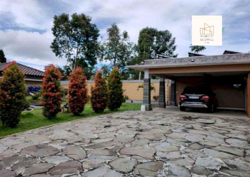 dijual villa jl lembanng