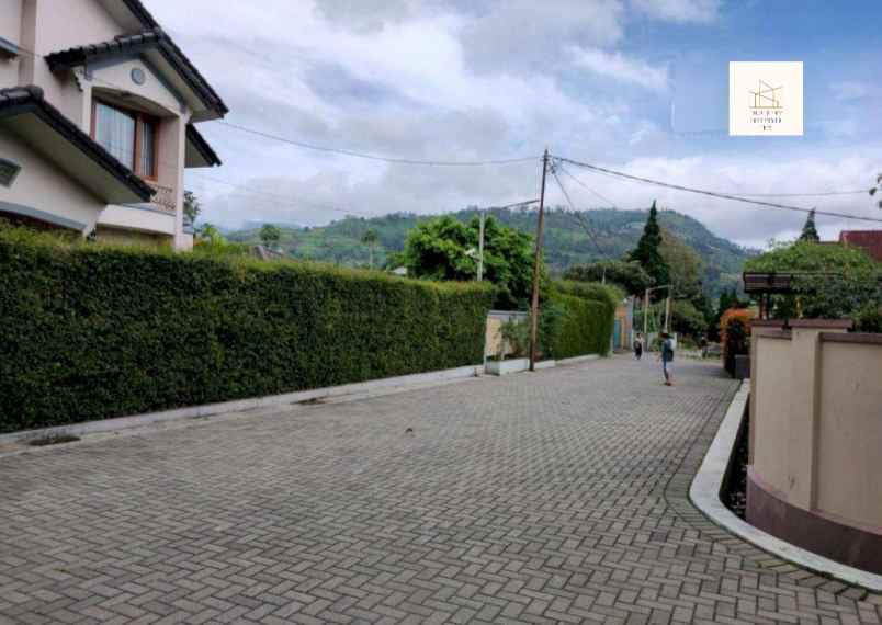 dijual villa jl lembanng