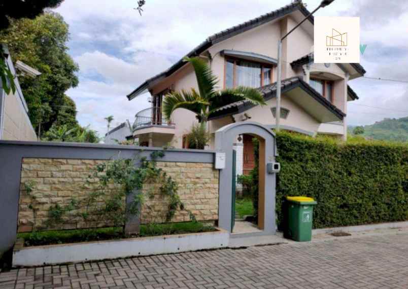 dijual villa jl lembanng