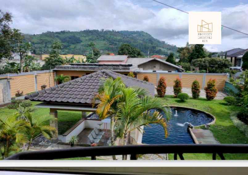 dijual villa jl lembanng