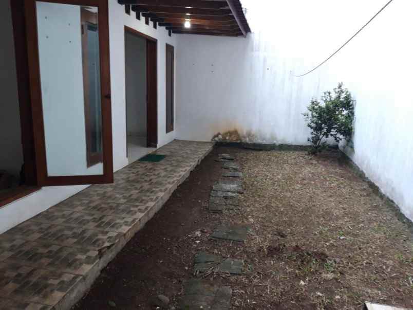disewakan rumah di lokasi strategis di beji timur