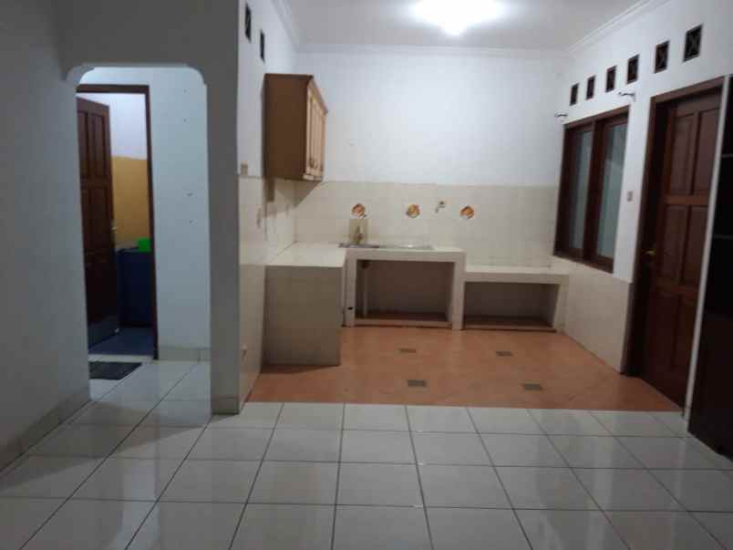 disewakan rumah di lokasi strategis di beji timur