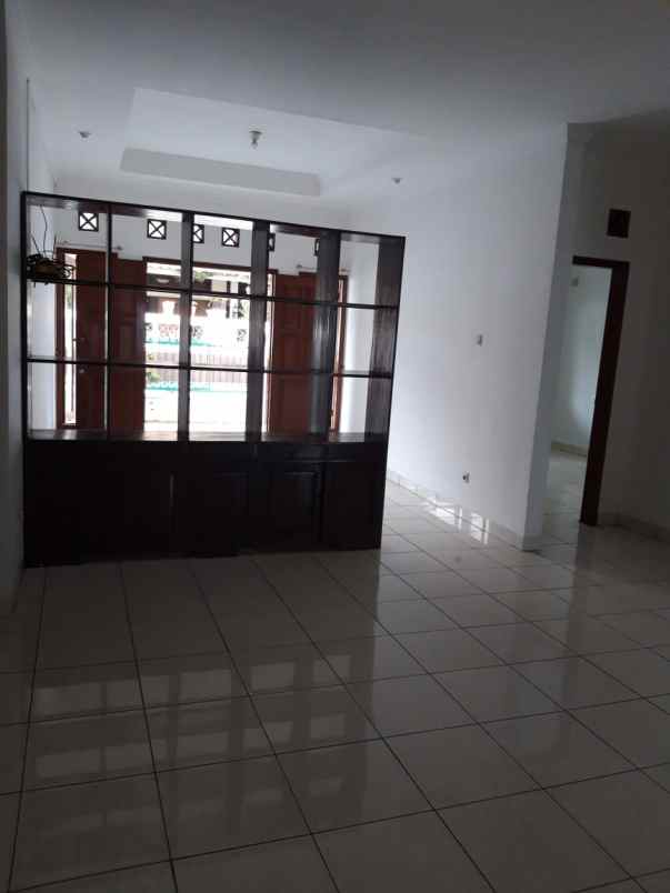 disewakan rumah di lokasi strategis di beji timur