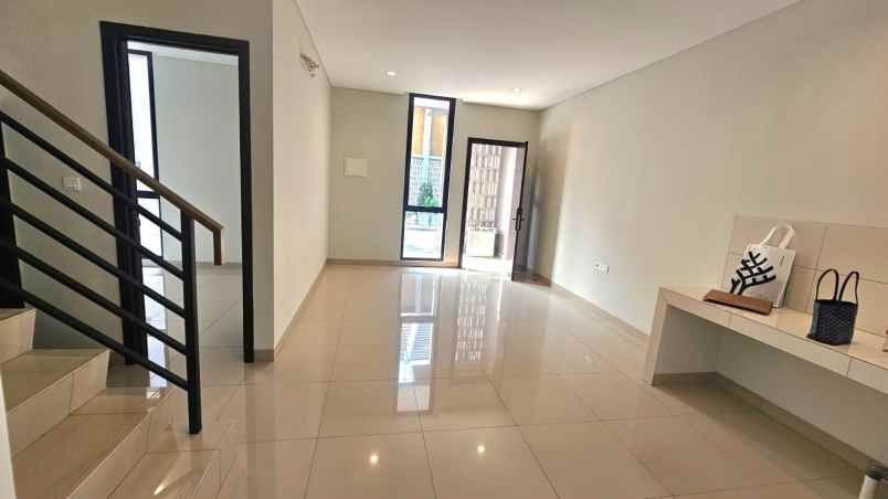 disewakan rumah summarecon crown gading