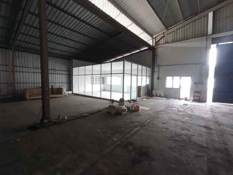 gudang raya margomulyo permai ada loading dock