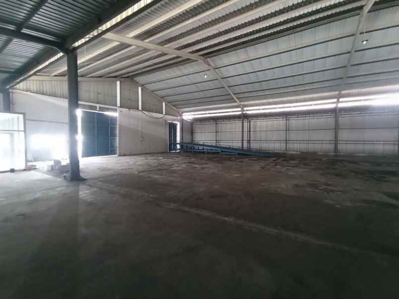 gudang raya margomulyo permai ada loading dock