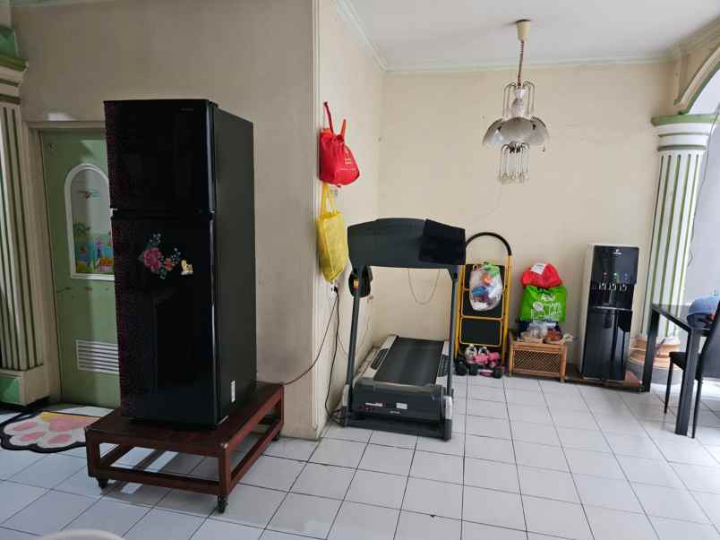 jual rumah sudah renov taman palem lestari jak bar