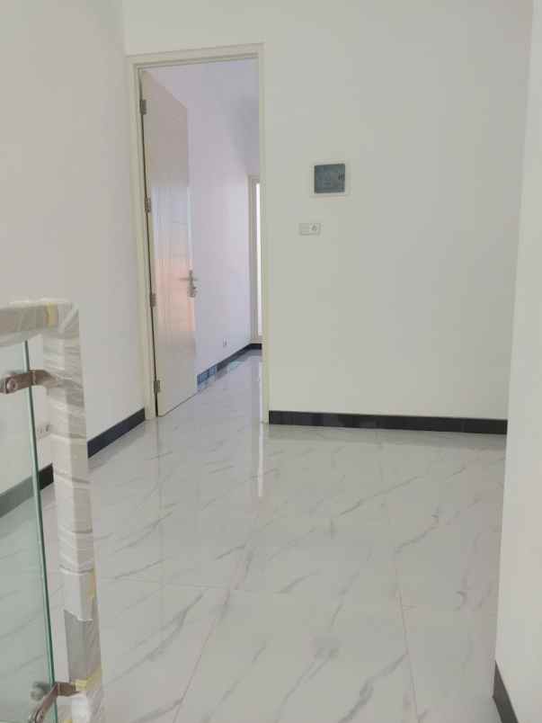 mulyosari utara row jalan 2 mobil longgar