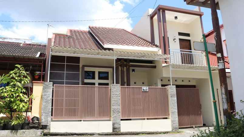 rumah 2 lantai dalam perumahan di kalasan sleman