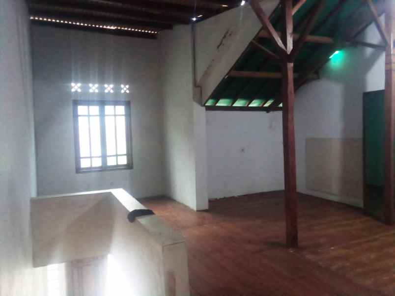 rumah 2 lantai lokasi lembang dekat sespim polri