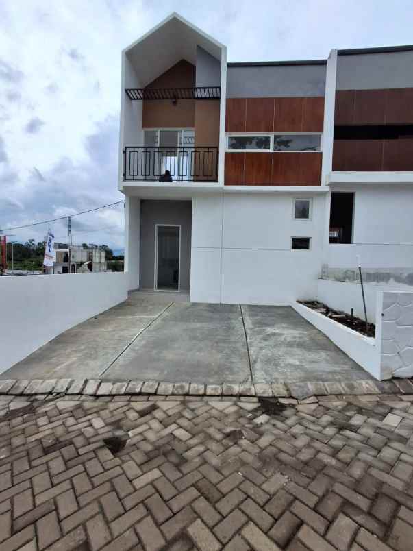 rumah 2 lantai lokasi samping tol sawojajar