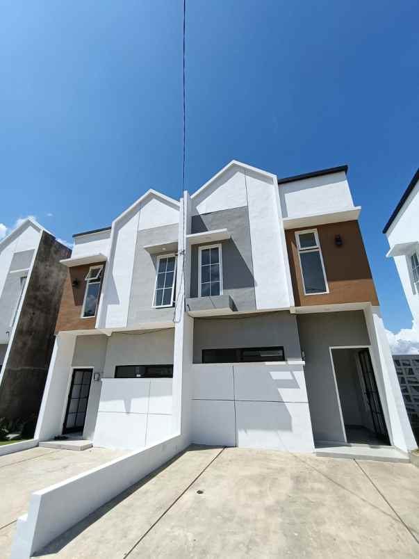 rumah 2 lantai modern minimalis samping tol malang