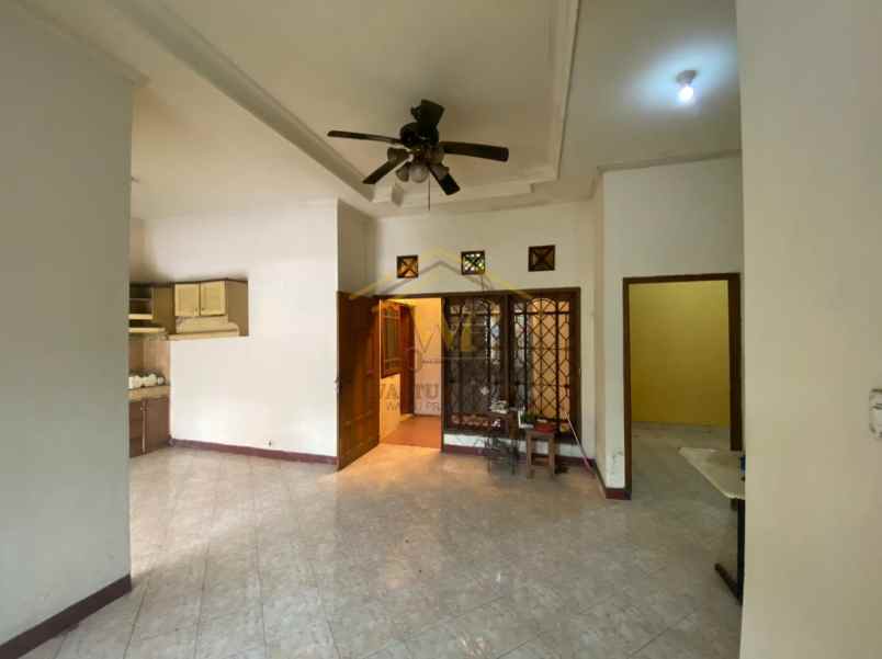 rumah 2 lantai pinggir jalan raya dekat kampus amikom