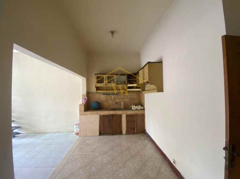 rumah 2 lantai pinggir jalan raya dekat kampus amikom