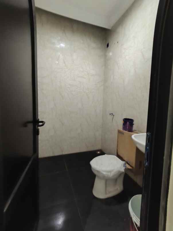 rumah 3 lantai di ciganjur jaksel ada private pool