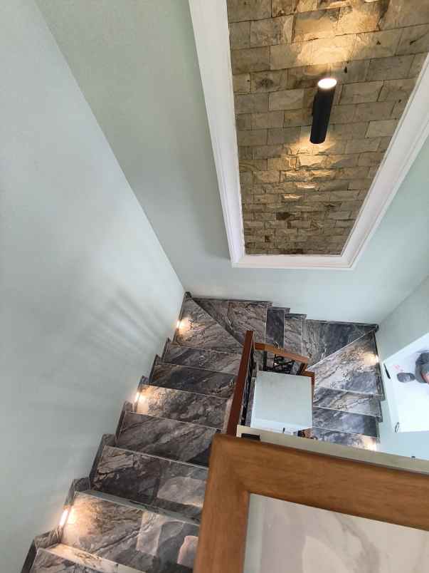 rumah 3 lantai di ciganjur jaksel ada private pool