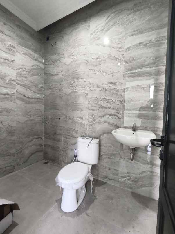 rumah 3 lantai di ciganjur jaksel ada private pool