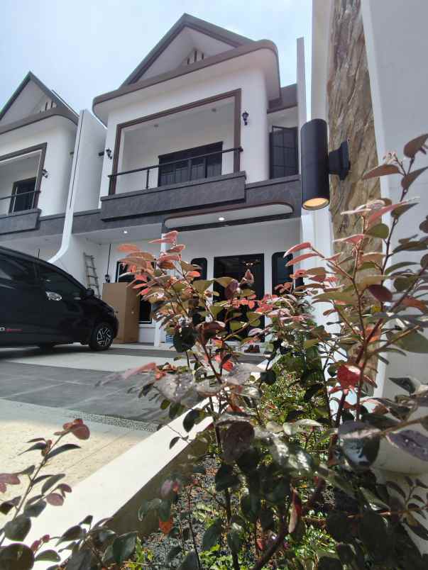 rumah 3 lantai di ciganjur jaksel ada private pool