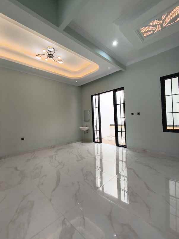 rumah 3 lantai di ciganjur jaksel ada private pool