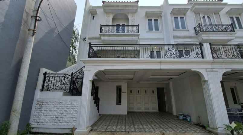 rumah 3lt hdp selatan pool balkon rooftop di jagakarsa
