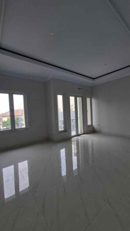 rumah 3lt hdp selatan pool balkon rooftop di jagakarsa