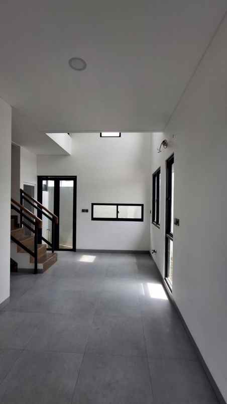 rumah baru 2 lt lokasi strategis dekat stasiun bekasi