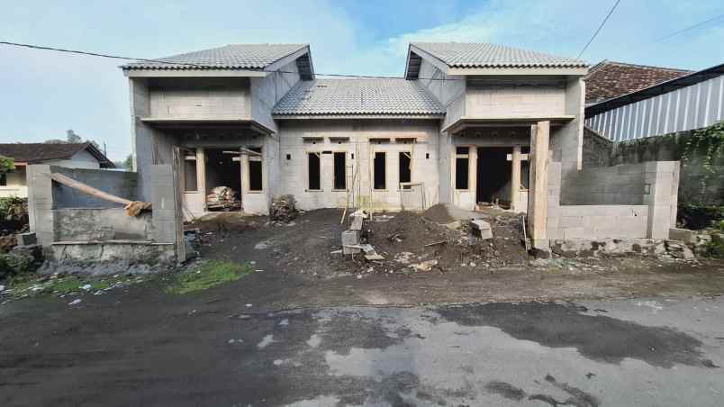 rumah baru dengan tanah luas di selomartani kalasan