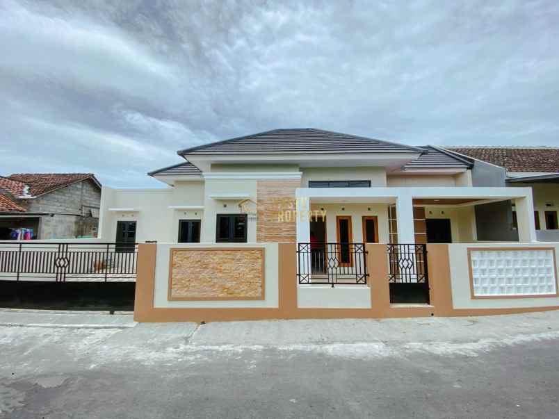 rumah baru tanah luas view sawah di kalasan