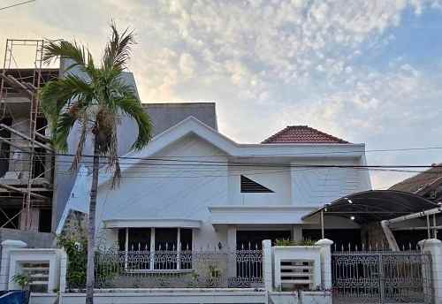 rumah dharmahusada strategis row 3 mobil granit jati