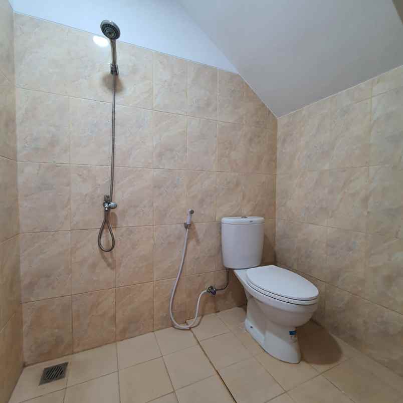 rumah jalan raya kranggan