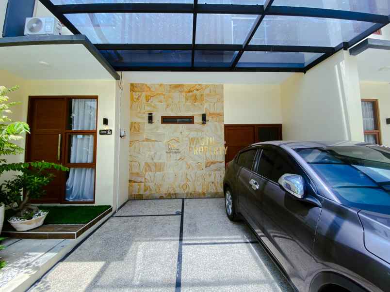 rumah mewah 2 lantai di lingkungan nyaman purwomartani