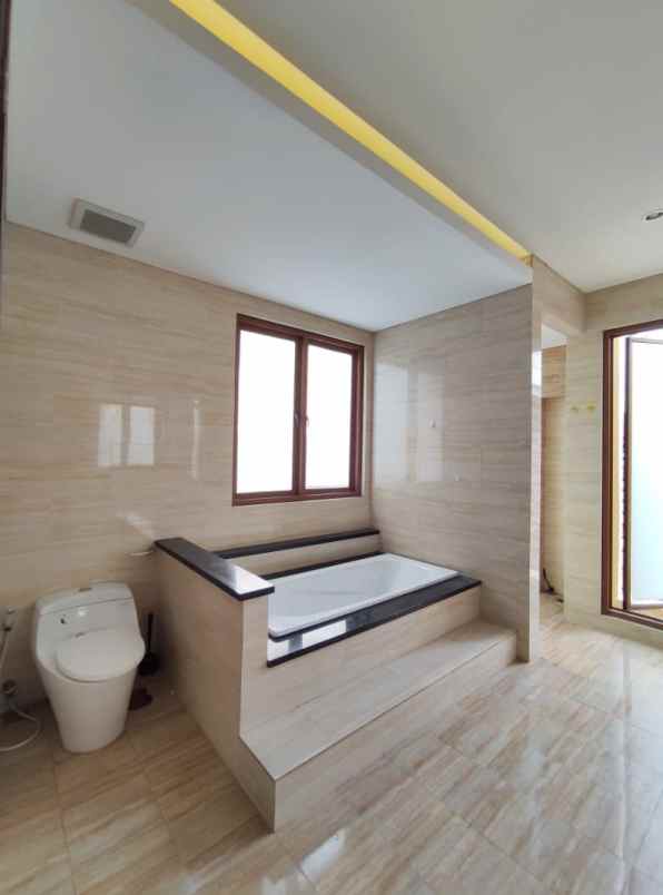 rumah mewah 2 lantai siap huni terawat di kemang utara