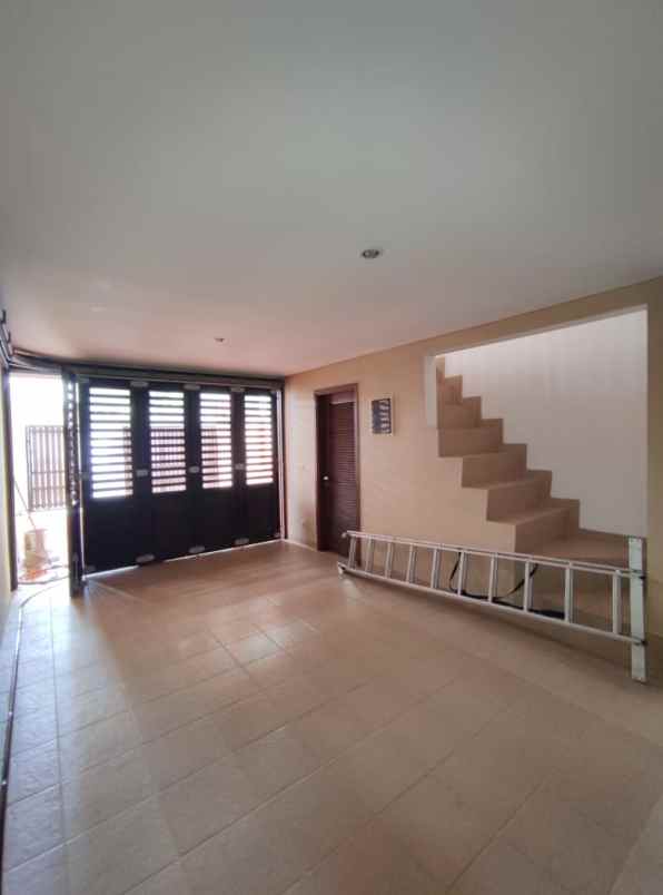 rumah mewah 2 lantai siap huni terawat di kemang utara